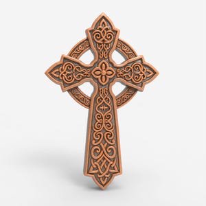 Pode incluir: Uma cruz celta bronzeada com intrincados nós e um design circular. A cruz apresenta padrões detalhados e uma superfície texturizada, um símbolo religioso tradicional.