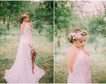 Robe de mariée, robe sur mesure, Wedding dress with a train of delicate Chantilly lace, open V-neck back, mermaid silhouette
