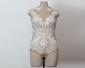 Body sexy de mariage pour les mariées chics, Bodysuit fait de maille beige et appliques de dentelle avec fermeture de bouton, robe de mariage de plage d’été