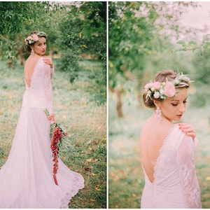 Robe de mariée, robe sur mesure, Wedding dress with a train of delicate Chantilly lace, open V-neck back, mermaid silhouette