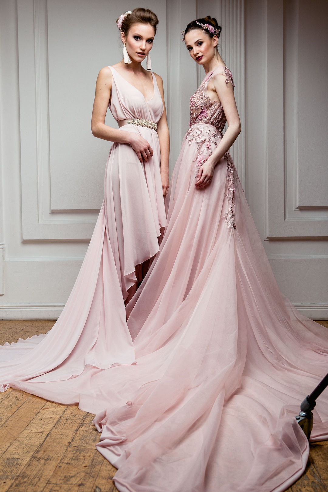 Roze sprookje voor een kleurrijke bruiloft, poederavondjurk, blush