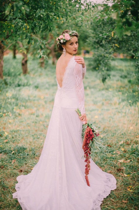 Robe De Marie, Robe Sur Mesure, Wedding Dress With a Train of Delicate Chantilly Lace, Open V-neck Back, Mermaid Silhouette - Etsy Robe De Marie, Robe Sur Mesure, Wedding Dress With a Train of Delicate Chantilly Lace, Open V-neck Back, Mermaid Silhouette - Etsy