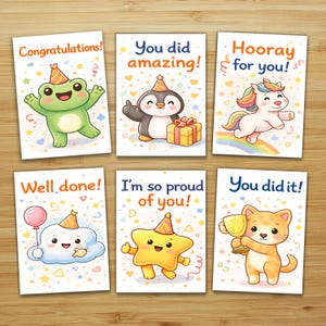 Può includere: Set di sei biglietti di congratulazioni illustrati. Ogni biglietto presenta un personaggio dei cartoni animati diverso, come una rana, un pinguino e un gatto, con messaggi come «Congratulazioni!» e «Ce l'hai fatta!».