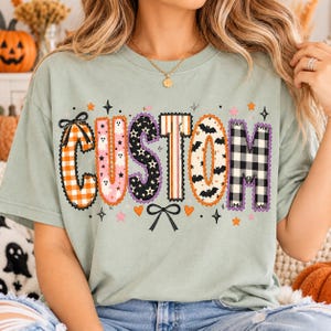 Aangepaste Halloween-naam in PNG-formaat, gepersonaliseerd naamontwerp met patchwork-thema, griezelige herfsttekst, spookvleermuis-naamafbeelding met ruitjespatroon, digitale download.