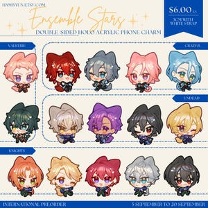 Może przedstawiać: Zestaw 12 dwustronnych, holograficznych charmsów do telefonu z akrylu z postaciami z serii Ensemble Stars. Każdy charm ma 3 cm i jest wyposażony w biały pasek. Postacie są przedstawione w różnych pozach i wyrażeniach, w kolorowych strojach i dodatkach. Charmsy są ułożone w trzy rzędy po cztery, z nazwami postaci i ich grupami pod każdym rzędem. Tekst "Zamówienie przedpremierowe międzynarodowe" i "5 września - 20 września" jest również uwzględniony.