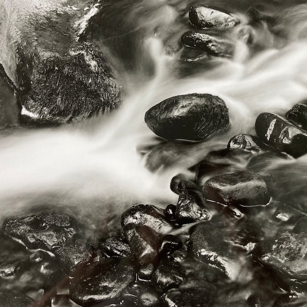 Floating Rock, Lorbeer Schnee - 11x14" Silber Gelatine Fotografie