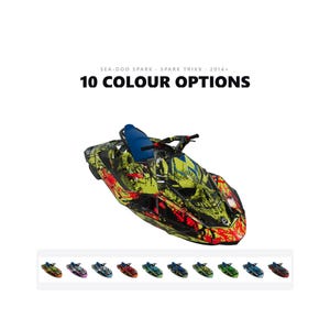 Puede incluir: Una moto acuática Sea-Doo Spark y Spark Trixx 2014+ con un diseño gráfico de salpicaduras en verde lima, negro y rojo. El vehículo tiene un asiento azul y manillar negro. El texto dice: SEA-DOO SPARK · SPARK TRIXX · 2014+ 10 COLOUR OPTIONS.