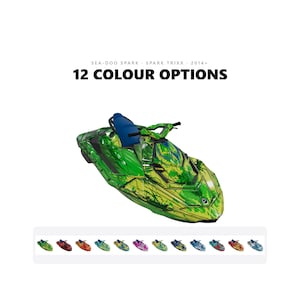 Peut inclure: Une motomarine Sea-Doo Spark et Spark Trixx 2014+ avec un habillage graphique marbré vert et jaune et un siège bleu. Le texte au-dessus indique SEA-DOO SPARK • SPARK TRIXX • 2014+ 12 COLOUR OPTIONS, avec 12 petites icônes de motomarine en dessous.