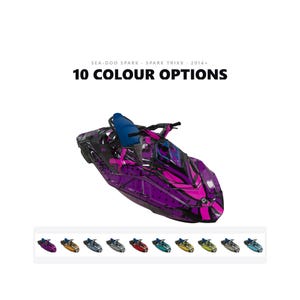Puede incluir: Un kit gráfico para moto de agua Sea-Doo Spark y Spark Trixx con un patrón geométrico en morado y negro. El texto dice SEA-DOO SPARK · SPARK TRIXX · 2014+ 10 COLOUR OPTIONS. Una fila de diez miniaturas muestra varias opciones de colores.