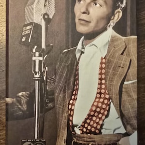 Könnte beinhalten: Albumcover mit Frank Sinatra in Anzug und Krawatte, der ein Mikrofon hält. Das Cover trägt den Schriftzug "Frank Sinatra" und "The Best of the Columbia Years 1943-1952" mit dem Columbia Records Logo.