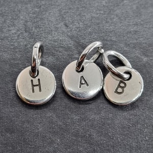 Perles rondes avec initiales en métal plaqué argent double face pour bracelets, pendentifs, porte-clés, bijoux, accessoires, colliers, sac à dos.