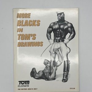 Può includere: Una copertina di rivista vintage con il titolo "MORE BLACKS IN TOM'S DRAWINGS" in lettere dorate. La copertina presenta un uomo nero muscoloso in uniforme e un uomo in uniforme militare. La rivista è della Tom of Finland Company Inc.