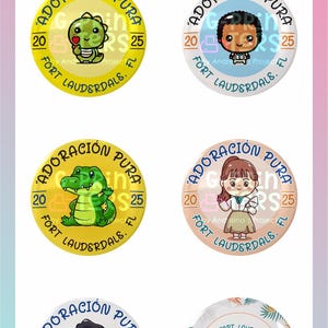 Puede incluir: Una colección de botones redondos con el texto "ASAMBLEA DEL 2025 ADORACIÓN PURA" e ilustraciones de personajes de dibujos animados y un barco. Los botones son amarillos, blancos y azules, con el texto "FORT LAUDERDALE, FL".