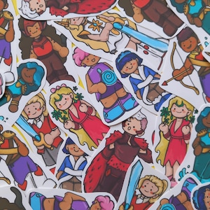 Può includere: Una collezione di adesivi colorati con personaggi dei cartoni animati in varie pose. Gli adesivi raffigurano personaggi con archi e frecce, spade e altri elementi fantasy. I personaggi sono vestiti con armature e abiti.