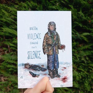 Può includere: Una stampa rettangolare raffigurante una scena innevata con una figura in piedi in giacca marrone e pantaloni blu, una figura a terra e macchie di sangue rosso. Il testo recita: and the VIOLENCE caused such SILENCE in caratteri blu.