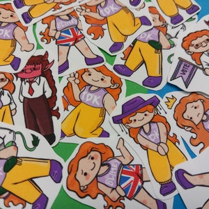 Puede incluir: Una colección de pegatinas coloridas con personajes de dibujos animados con diferentes expresiones y texto. Las pegatinas tienen una variedad de diseños, incluyendo un personaje con una corona, un personaje con un cartel de voto y un personaje con una bandera británica. Las pegatinas están todas sobre un fondo verde.