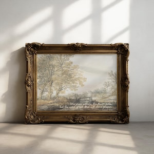 Pode incluir: Uma impressão emoldurada de uma paisagem com uma moldura dourada ornamentada. A obra de arte retrata uma cena serena, em tons sépia, de árvores e uma ponte. O texto na parte inferior diz: "A erva seca, a flor murcha, mas a palavra do nosso Deus permanecerá para sempre."