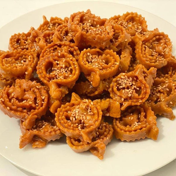 Hausgemachte marokkanische Chebakia, marokkanische Süßigkeiten, traditionelle Süßigkeiten, Chabakia für Ramadan Karim, Honiggebäck, marokkanisches Gebäck, Baklava