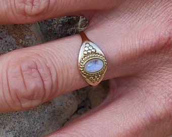 Messing- und Mondsteinring, zarter Mondstein-Cabochon-Ring, kleiner goldener Ring Natursteine