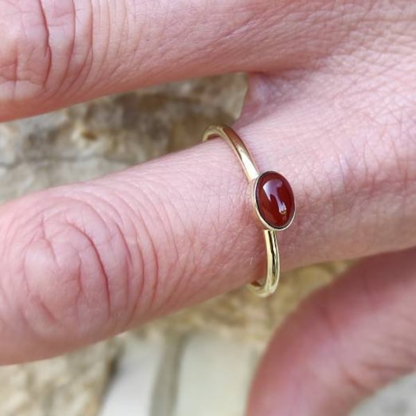 anneau doré minimaliste agate de feu, petite bague laiton cornaline délicate, fine bague pierre naturelle agate