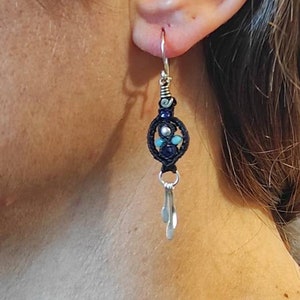 Pendientes de fusión tribal, pendientes de plata y micro macramé, pendientes negros y azules