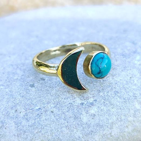 bague turquoise demi lune, bague laiton pierre semi précieuse, bague dorée lune pierre naturelle femme