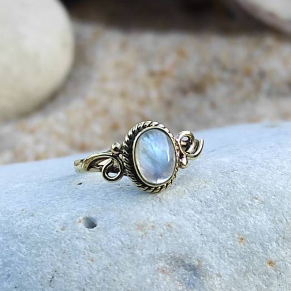 bague pierre de lune laiton vintage, bague dorée cabochon pierre semi-précieuse , petite bague boho pierres gemme