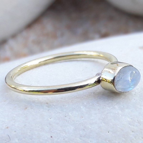 anneau doré pierre de lune minimaliste pierre naturelle, bague fine empilable laiton pierre blanche, petite bague gemme