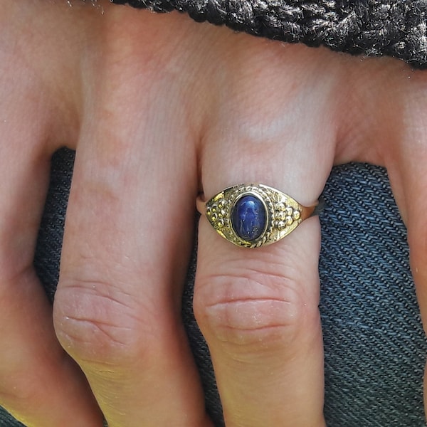 Bague dorée et lapis lazuli, anneau en laiton et pierres naturelles, petite bague pierre bleu