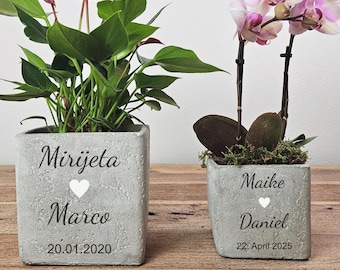 Wedding money gift – engraved concrete flower pot | Personalized wedding gift for the bride and groom | Wedding gift with names