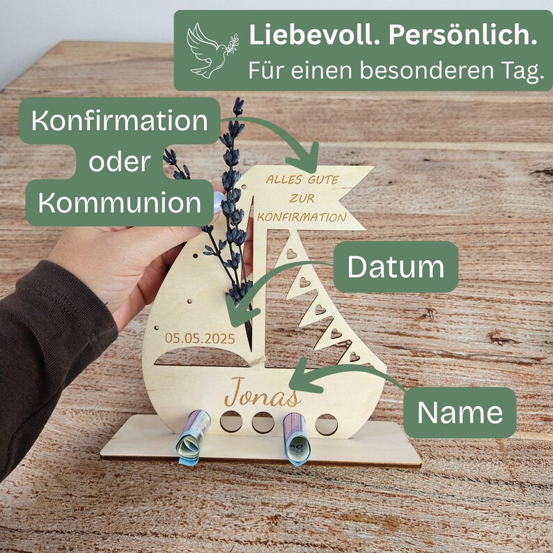 K&ouml;nnte beinhalten: Ein Geschenkhalter in Form eines Holzsegelbootes mit dem Namen "Jonas" und dem Datum "05.05.2025" eingraviert. Das Segelboot hat eine Flagge mit der Aufschrift "Alles Gute zur Konfirmation". Der Text "Konfirmation oder Kommunion" ist ebenfalls sichtbar.