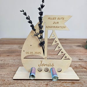 Personalisiertes Geldgeschenk Konfirmation aus Holz mit Name Jonas, Datum und Trockenblumen