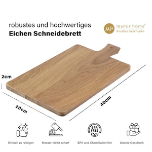 Op de afbeelding: Een rechthoekig houten snijplank van eikenhout met een handvat. De plank is 20 cm bij 40 cm en 2 cm dik. De plank wordt getoond op een witte achtergrond met tekst die zegt "robustes und hochwertiges Eichen Schneidebrett" en "mamir home Kreative Geschenke".