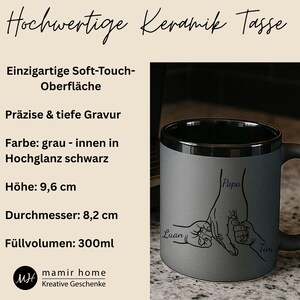 Op de afbeelding: Grijze keramische mok met een zwarte rand en oor. De mok heeft een afbeelding van een ouderhand die de vingers van twee kinderen vasthoudt, met de namen "Luan" en "Tim". De mok is 9,6 cm hoog en 8,2 cm in diameter.