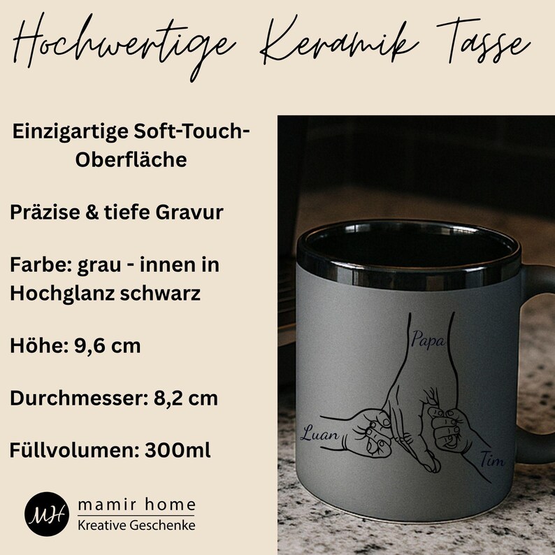 Op de afbeelding: Grijze keramische mok met een zwarte rand en oor. De mok heeft een afbeelding van een ouderhand die de vingers van twee kinderen vasthoudt, met de namen "Luan" en "Tim". De mok is 9,6 cm hoog en 8,2 cm in diameter.