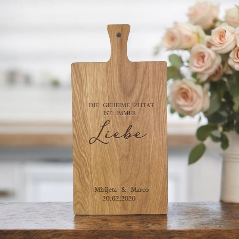 Schneidebrett mit romantischer Gravur „Die geheime Zutat ist immer Liebe“ – Geschenk zur Hochzeit