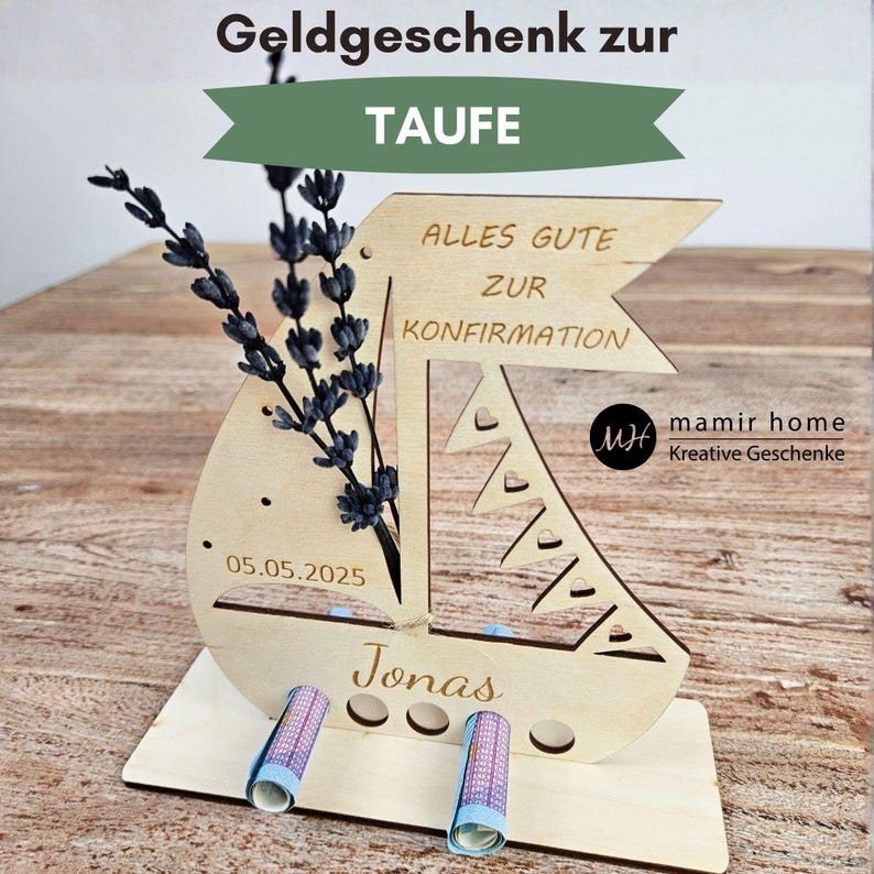 K&ouml;nnte beinhalten: Ein h&ouml;lzerner Geschenkhalter in Segelbootform mit dem Text "ALLES GUTE ZUR KONFIRMATION" und dem Namen "Jonas". Es zeigt das Datum 05.05.2025 und h&auml;lt aufgerollte Geldscheine. Das Design umfasst Ausschnitte und einen Lavendelzweig.