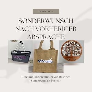 Könnte beinhalten: Drei verschiedene Tragetaschen mit personalisierter Stickerei. Die erste Tasche ist grau mit dem Text "Lehrerin mit Herz" in rosa. Die zweite Tasche ist braun mit dem Text "schauma" in blau. Die dritte Tasche ist ein Holz-Kreis mit einem Baum-Design und Herzen.