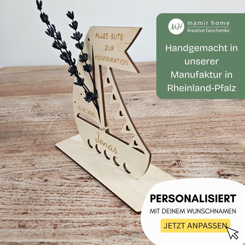 K&ouml;nnte beinhalten: Eine Holzdekoration in Form eines Segelbootes mit dem Text "ALLES GUTE ZUR KONFIRMATION" und dem Namen "Jonas". Das Datum "05.05.2025" ist ebenfalls sichtbar. Das Segelboot h&auml;lt dunkel gef&auml;rbte Zweige und steht auf einem Holzsockel.