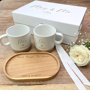 Hochzeitsgeschenk personalisiert | Tassen Hochzeit Mr und Mrs mit Namen | Geschenkset Hochzeit mit Tablett & Geschenkbox Hochzeit