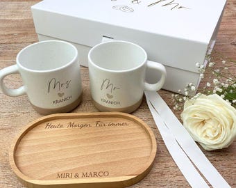 Gepersonaliseerd huwelijksgeschenk | Trouwmokken voor meneer en mevrouw met namen | Huwelijksgeschenkset met dienblad en geschenkdoos