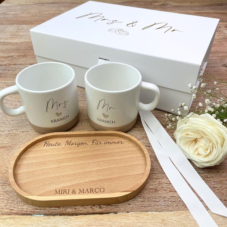 Personalisierte Tassen zur Hochzeit mit Mr und Mrs Gravur, passendem Holztablett mit Vornamen und Geschenkbox – Hochzeitsgeschenk-Set für Paare