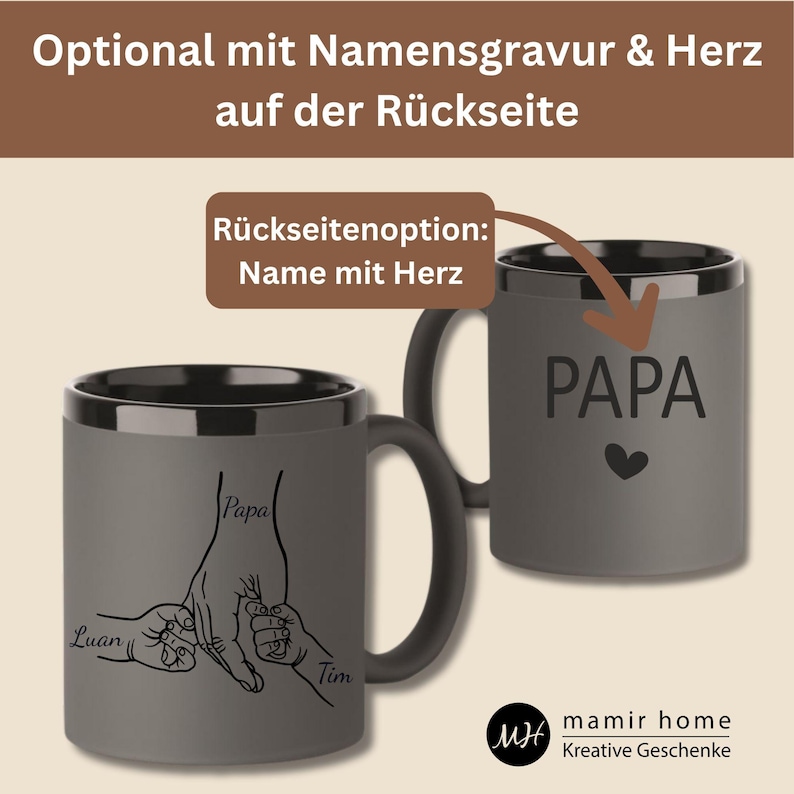Op de afbeelding: Grijze keramische mok met een zwart interieur en handvat. De mok heeft het woord "PAPA" en een hart aan &eacute;&eacute;n kant, en een tekening van handen die vingers vasthouden aan de andere kant. De namen "Luan" en "Tim" zijn ook zichtbaar.