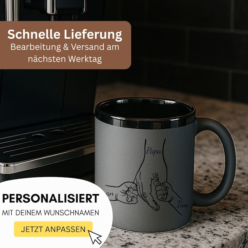 Op de afbeelding: Grijze keramische mok met een zwarte rand en handvat. De mok heeft een lijntekening van een ouderhand die de handen van twee kinderen vasthoudt, met de woorden "Papa" en "Tim" erop geschreven. De mok heeft ook de tekst "PERSONALISIERT MIT DEINEM WUNSCHNAMEN" en "JETZT ANPASSEN".