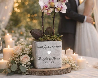 Geschenk zur Hochzeit – Blumentopf mit Gravur „Lasst Liebe wachsen“ | Hochzeitsgeschenk personalisiert aus Beton | Geschenk fürs Brautpaar