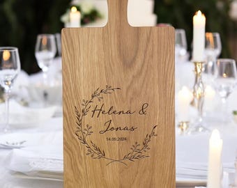 Personalized wedding gift | Gift for the bride and groom: Engraved wooden board with names | Cutting board with floral wreath engraving