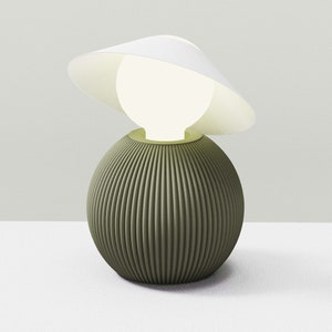 Lampe à poser eco, design, imprimée en 3D. La dame au chapeau image 4