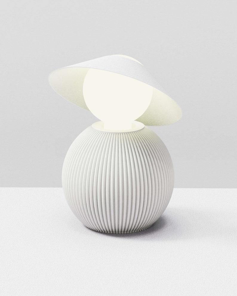 Lampe à poser eco, design, imprimée en 3D. La dame au chapeau image 5