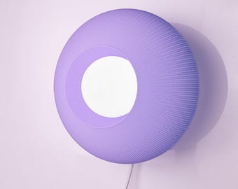 Tiri lila vägglampa