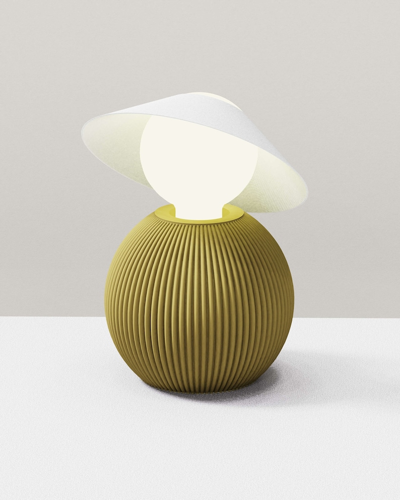 Lampe à poser eco, design, imprimée en 3D. La dame au chapeau image 1